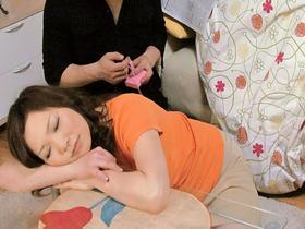 「こらッ、イタズラしないで・・・」60代50代40代！母にスカートめくり、リモバイ羞恥、ぶっかけ射精4時間　サンプル画像08